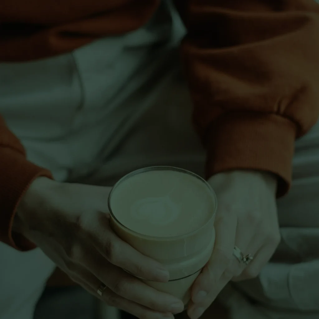 Werknemer met koffie verkeerd