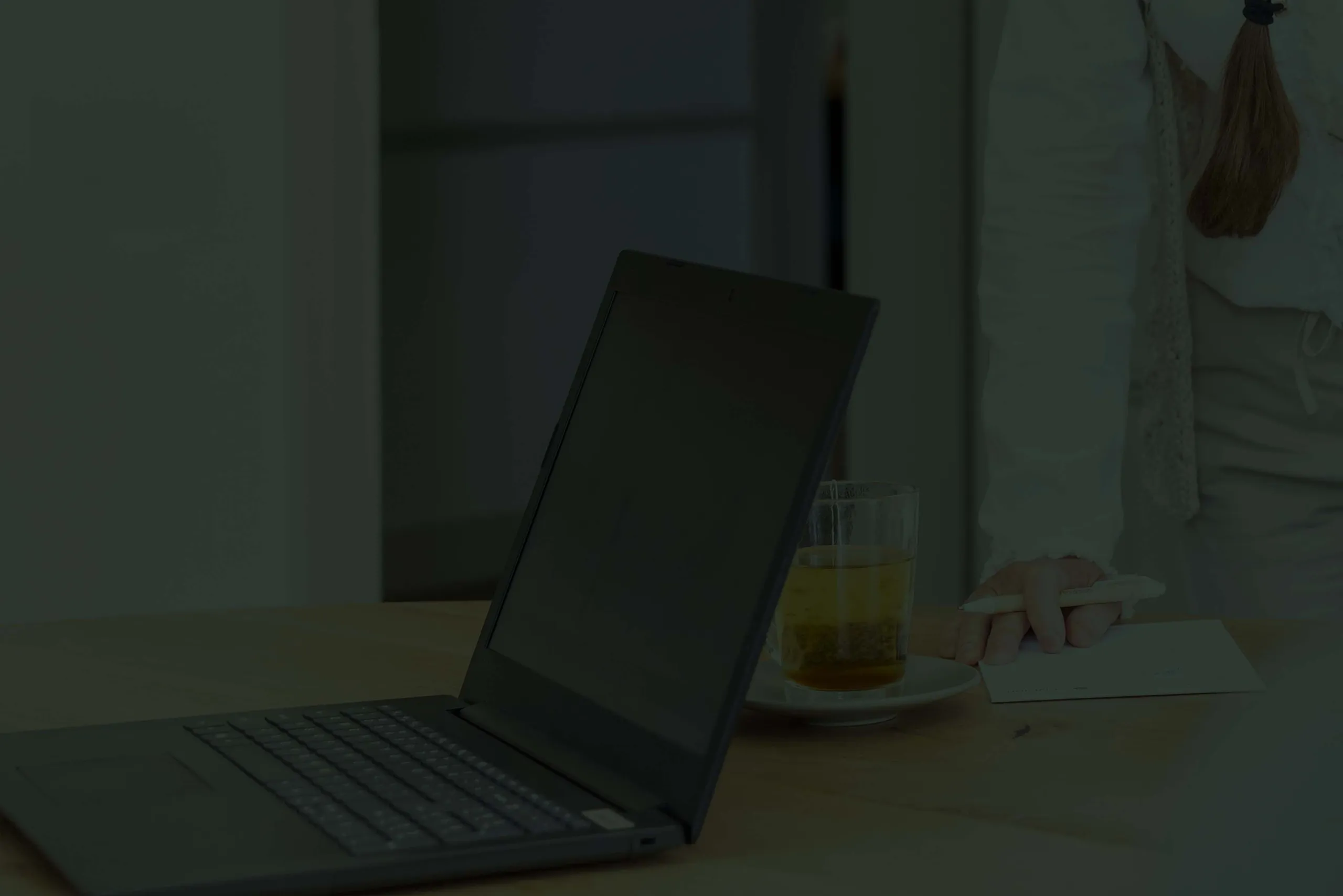 Een laptop en een kop thee op tafel bij Skills Alchemist