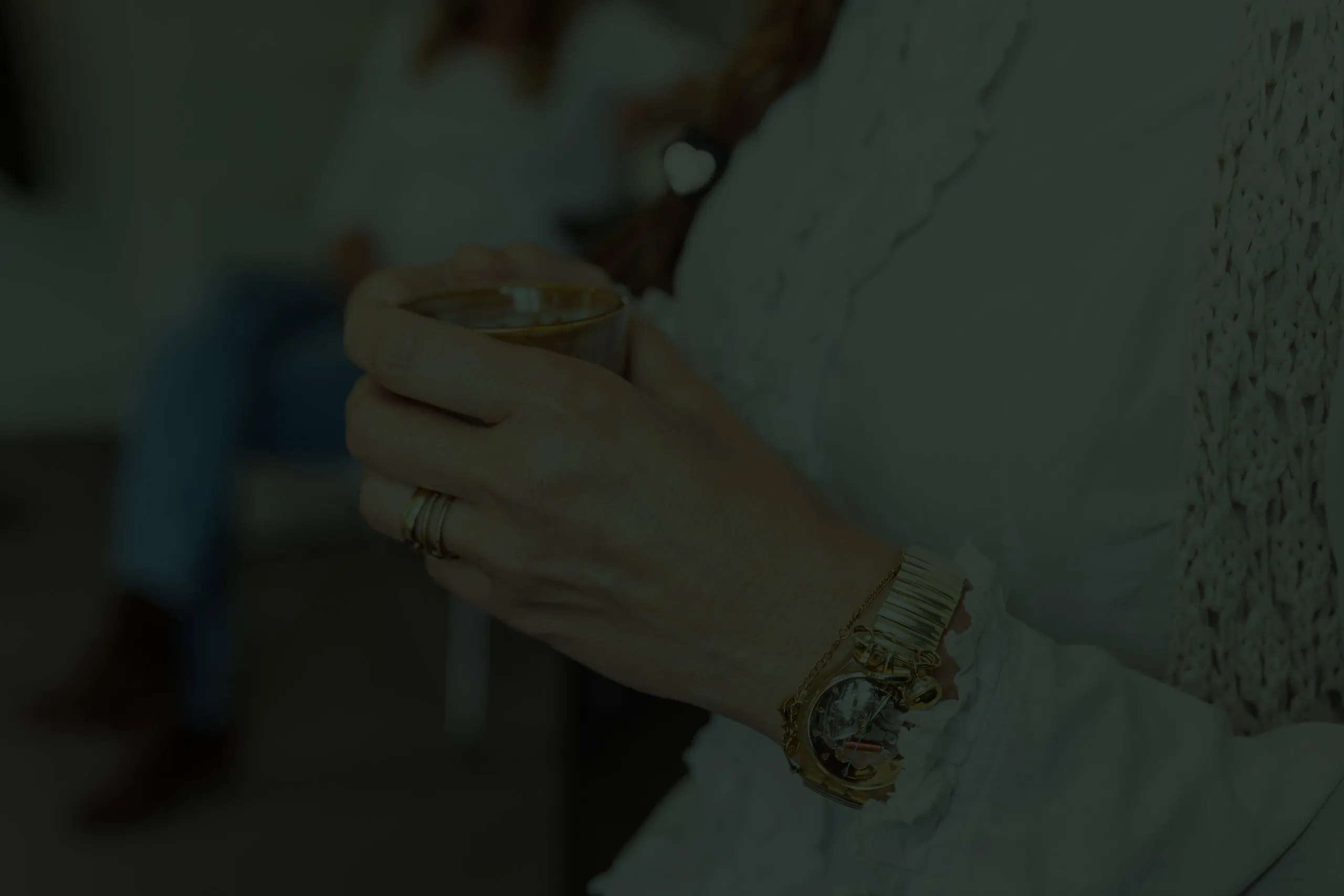 Een vrouw met een kopje koffie bij Skills Alchemist